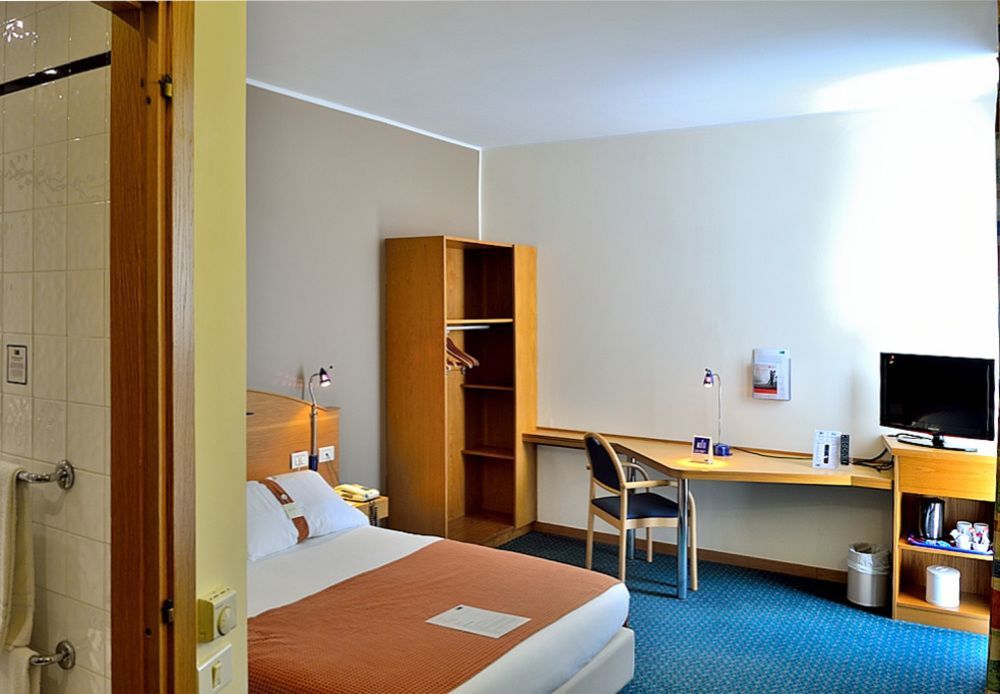 City Hotel & Suites Foligno Exterior photo